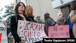 Секој што го затскрива, го анулира или негира таквото насилство, иако е известен за истото, тогаш и тој претставува соучесник, порачаа учесничките и учесниците на протестот