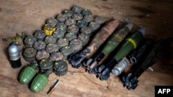 عکس آرشیف از ماین و مواد منفلق ناشدۀ به جا مانده از جنگ