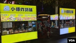 河北中醫藥大學畢業生劉暢坐在攤位前等待客戶，他說最近天氣冷，出來的人沒有夏天多。