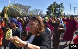 Cientes de feligreses residentes en vecindarios como Culmore, en Falls Church, Virginia, participan en la procesión del Domigno de Ramos el 2 de abril en las calles aledañas a la iglesia de San Antonio de Padua, en Falls Church, Virginia. [Foto: Tomás Guevara, VOA]