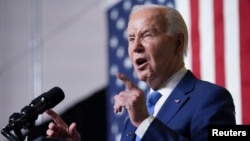 Presiden AS Joe Biden menyampaikan sambutan sebagai bagian dari agenda Investing in America, saat berkunjung ke Gateway Technical College di Sturtevant, Wisconsin, AS, 8 Mei 2024. (REUTERS/Kevin Lamarque)