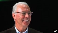 ARHIVA - Franc Bekenbauer za vreme dodele nagrada u sedištu Adidasa u Nemačkoj 14. decembra 2010. (Foto: AP/Matthias Schrader)