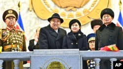 Kim Džong Un i njegova ćerka prisustvuju vojnoj paradi povodom 75. godišnjice osnivanja Korejske narodne armije na trgu Kim Il Sung u Pjongjangu, Severna Koreja, 8. februar 2023. (Foto: AP/Korean Central News Agency)