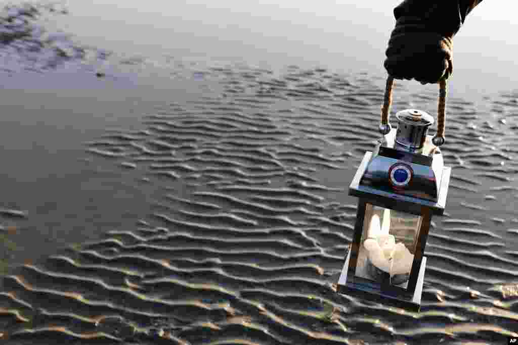 Tras ellos, 1.200 aviones llevaban 23.000 tropas aerotransportadas estadounidenses, británicas y canadienses.&nbsp;Las fuerzas británicas aterrizaron en planeadores y tomaron dos puentes estratégicos cerca de la ciudad de Caen.&nbsp;