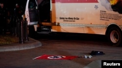 Nacistička zastava i drugi predmeti iz iznajmljenog kamiona prikazani su dok američka tajna služba i druge agencije za provođenje zakona istražuju kamion koji se zabio u sigurnosne barijere u Lafayette Parku preko puta Bijele kuće u Washingtonu, 23. maja 2023.