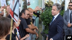 Американскиот државен секретар Ентони Блинкен се сретна со семејствата и поддржувачите на Израелците кои се држени како заложници од Хамас во Газа, за време на неговата посета на Тел Авив, Израел, 11 јуни 2024 година.