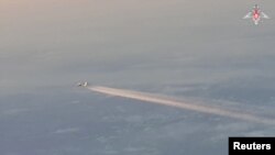 Pembom strategis Rusia dalam penerbangan rutin di atas perairan internasional di Kutub Utara, dalam gambar ini diambil dari rekaman yang dirilis 14 Agustus 2023. (Kementerian Pertahanan Rusia/ Selebaran via REUTERS)