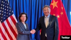 រដ្ឋមន្ត្រី​ក្រសួង​ពាណិជ្ជកម្ម​ចិន​​លោក​  Wang Wentao និង​​រដ្ឋមន្ត្រី​ក្រសួង​ពាណិជ្ជកម្ម​សហរដ្ឋអាមេរិក​ អ្នកស្រី Gina Raimondo ជួបពិភាក្សាគ្នានៅរដ្ឋធានីវ៉ាស៊ីនតោន កាលពីថ្ងៃទី ២៥ ខែឧសភា ឆ្នាំ ២០២៣។ (រូបថត៖ Twitter@SecRaimondo)