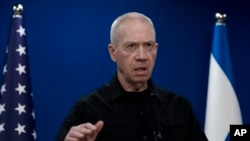 Menteri Pertahanan Israel Yoav Gallant menyampaikan pernyataan dalam konferensi pers di Tel Aviv, Israel, pada 18 Desember 2023. (Foto: AP/Maya Alleruzzo)