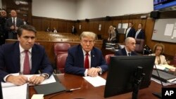 Поранешниот претседател Доналд Трамп, придружуван од неговите адвокати, во Државниот Врховен суд во Њујорк, 15 април 2024 година, на првиот ден од неговото судење под обвинение за фалсификување деловни досиеа.