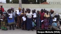 Camponeses acusados de impedirem vedação de terrenos que dizem ser delas, Talatona, Angola, 21 dezembro 2023