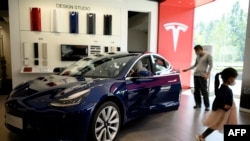 资料照：北京的一家特斯拉专卖店。（2020年5月10日）