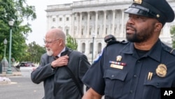 Penasihat Khusus John Durham (kiri), meninggalkan sidang tertutup Komite Tetap Intelijen di Capitol Hill, Washington, DC, Selasa, 20 Juni 2023. (AP/Jacquelyn Martin)