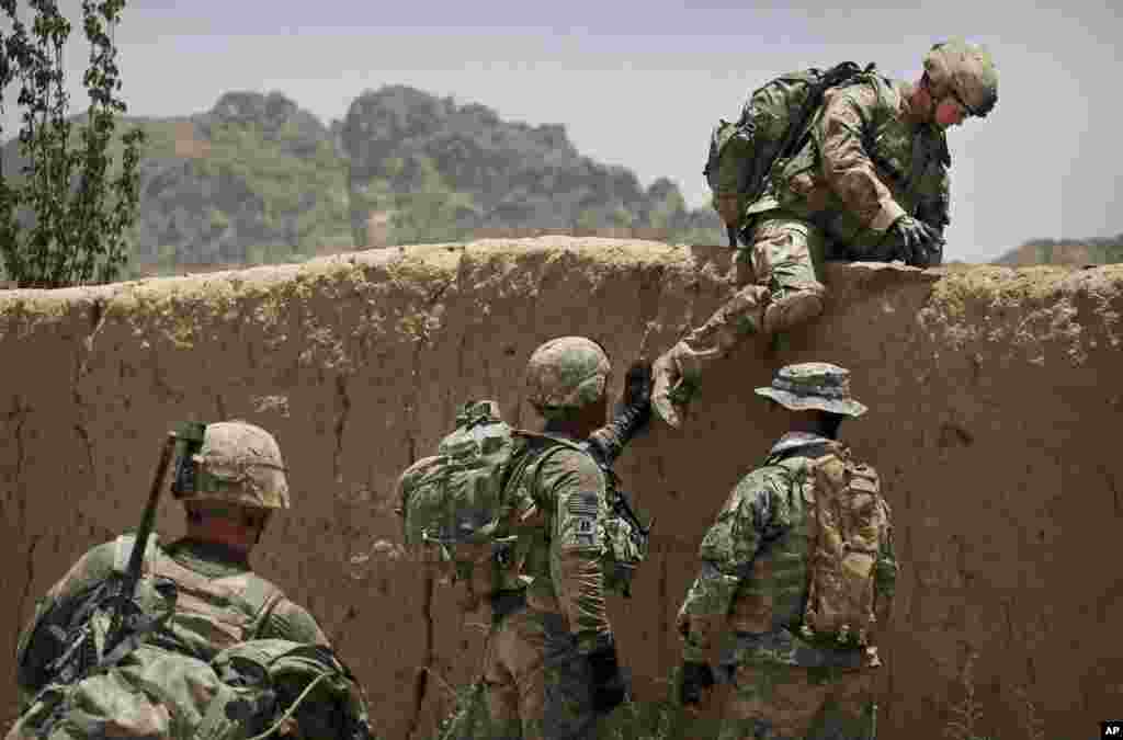 فصل خروج&nbsp; حضور دوامدار نیروهای امریکایی در افغانستان، رفته رفته سبب کاهش حمایت مردم امریکا از جنگ ایالات متحده در افغانستان شد.&nbsp;