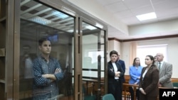 美國《華爾街日報》記者埃文·格什科維奇在莫斯科的一家法庭的原告玻璃籠子裡。 （2023年4月18日）