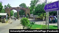 پاکستان په دې وروستیو کې افغان زده کوونکو ته د "علامه اقبال" د تحصیلي بورسونو د لړۍ په درېیم پړاو کې په راتلوونکو درې کلنو کې افغان زده کوونکو ته د ۴۵۰۰ بورسونو د ورکولو اعلان کړی دی.