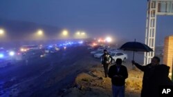 伊朗在被怀疑为总统莱希的直升机坠毁地点附近的救援车辆。（2024年5月19日）