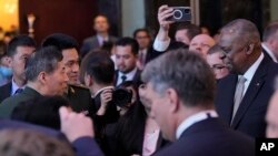 AQSh Mudofaa vaziri Lloyd Oston va Xitoy Mudofaa vaziri Li Shanfu Osiyo xavfsizlik forumi doirasida uchrashdi, Singapur, 2-iyun, 2023 