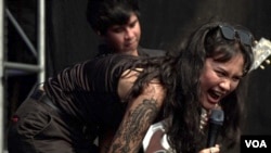 Penyanyi dan penulis lagu Indonesia Denisa Dhaniswara tampil di Hammersonic, festival musik heavy metal tahunan terbesar di Asia Tenggara. (Dave Grunebaum/VOA)