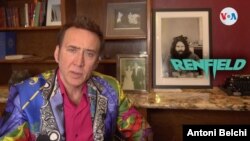 El actor Nicolas Cage durante una entrevista con la Voz de América para promocionar su última película "Renfield".