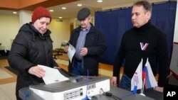 Una mujer vota en un colegio electoral durante una elección presidencial en San Petersburgo, Rusia, el sábado 16 de marzo de 2024. (Foto AP/Dmitri Lovetsky)