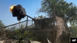 俄罗斯国防部2024年8月14日发布的录像截图显示，俄罗斯士兵在一个没有披露的地点向乌克兰军队发射Giatsint-S自行火炮。