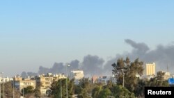 Moshi ulioenea angani kufuatia mapigano kati ya makundi mawili yenye nguvu mjini Tripoli, Libya, Aug. 15, 2023.