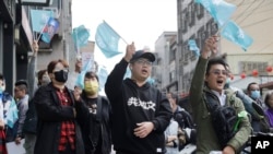 台灣民眾黨支持者在柯文哲競選辦公室外進行競選集會。 （2024年1月4日）