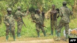 Wanajeshi wa vikosi vya jeshi la ulinzi Uganda (UPDF) wakifanya doria dhidi ya waasi wa ADF huko Mukakati Desemba 14, 2021 Picha na AFP.