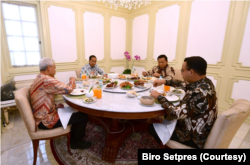 Presiden Jokowi ajak ketiga capres makan siang di Istana Merdeka, Jakarta, Senin (30/10). (Foto: Courtesy/Biro Setpres)