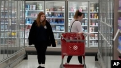 资料照片：美国匹兹堡市塔吉特商店内的购物者。（2023年1月23日）