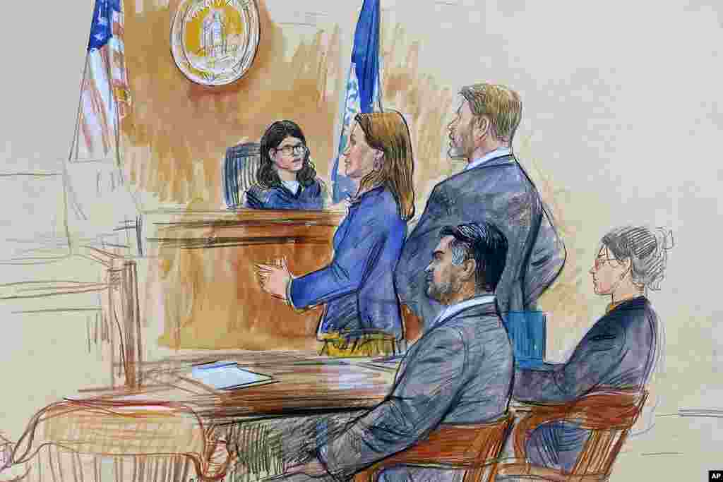 Ataque en escalera de la CIA rompe el velo de ultrasecreto de la agencia de inteligencia El año pasado, en una apartada escalera de la sede de la CIA, el oficial en formación Ashkan Bayatpour se acercó por detrás a una colega, le envolvió el cuello con un pañuelo y le habló claramente mientras intentaba besarla en la boca. &ldquo;Hay muchos usos para esto&rdquo;, recuerda la mujer que dijo.&nbsp;"Esto es lo que quiero hacerte". Bayatpour fue declarado culpable en agosto de un delito menor estatal de agresión en un caso que fue notable por romper el velo de ultrasecreto de la CIA y desarrollarse en una sala de audiencias pública.