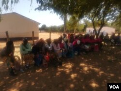 Abanye abangena umhlangano owenzelwe esigabeni senduna uMvuthu esabelweni seMatabeleland North