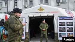 Пункт набору контрактників на службу в російській армії з рекламою геройства, а також значної платні та інших пільг у місті Ростов на Дону 3 березня 2024 р.