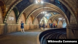 FILE - Visitors take pictures during a tour of the City Hall Station, New York City, June 3, 2018. 