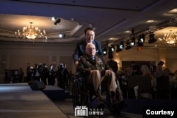 윤석열 한국 대통령이 지난해 4월25일 열린 미한 동맹 70주년 기념 오찬에서 랄프 퍼켓 예비역 육군 대령과 앨머 로이스 윌리엄스 예비역 해군에게 훈장을 친수하고, 고인이 된 발도메로 로페즈 중위에게 훈장을 추서했다. 사진 = 한국 대통령실.