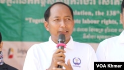 លោក អាត់ ធន់ ប្រធានសហភាពការងារកម្ពុជា (CLC) ថ្លែងក្នុងទិវាពលកម្មអន្តរជាតិលើកទី១៣៨ នៅសួនច្បារក្រុមប្រឹក្សាអភិវឌ្ឍកម្ពុជា (CDC) នាថ្ងៃទី១ ខែឧសភា ឆ្នាំ២០២៤។ (លាស់ លីបលីប/វីអូអេ)