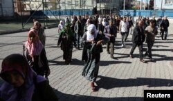 مردم شهر عمدتا کردنشین دیاربکر در حال ورود به یک شعبه اخذ رای