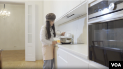 蘇雨桐很少去柏林的中餐館，擔心遇到中國大使館的官員。這意味著她成為了廚藝不錯的廚子。 (美國之音喬納森·斯皮爾拍攝)