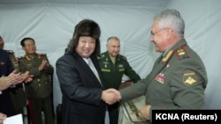 北韓領導人金正恩與俄羅斯國防部長紹伊古在訪問俄羅斯符拉迪沃斯托剋期間握手。 （2023年9月16日）