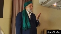 شماری از کاربران فضای مجازی در واکنش به انتشار تصویر ابراهیم رئیسی در حال خواندن نماز در هواپیما «عوام‌فریبی و فاقد ارزش خبری یا معنوی» است