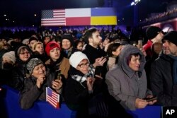 Varshavada Prezident Baydenni yaqindan tinglayotgan omma, 21-fevral, 2023