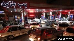 صف‌های طولانی شهروندان ایران مقابل جایگاه‌های سوخت‌رسانی