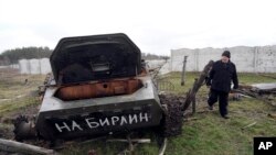 На думку експертів, після повномасштабного вторгнення Росії у 2022 році, світ наочно побачив неефективність російської армії. Фото: AP, зроблено 27 березня 2023 року. На фото спалена російська техніка у звільненому ЗСУ селі Херсонської області 