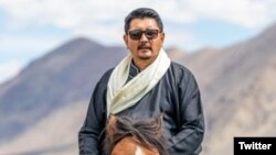 ལ་དྭགས་པ་བཀྲ་ཤིས་རྒྱལ་མཚན་ས་གནས་དེའི་རྒྱ་གར་གྱི་རྒྱལ་ཡོངས་གྲོས་ཚོགས་འོག་མའི་འཐུས་མིའི་འོས་མིར་བདམས། 