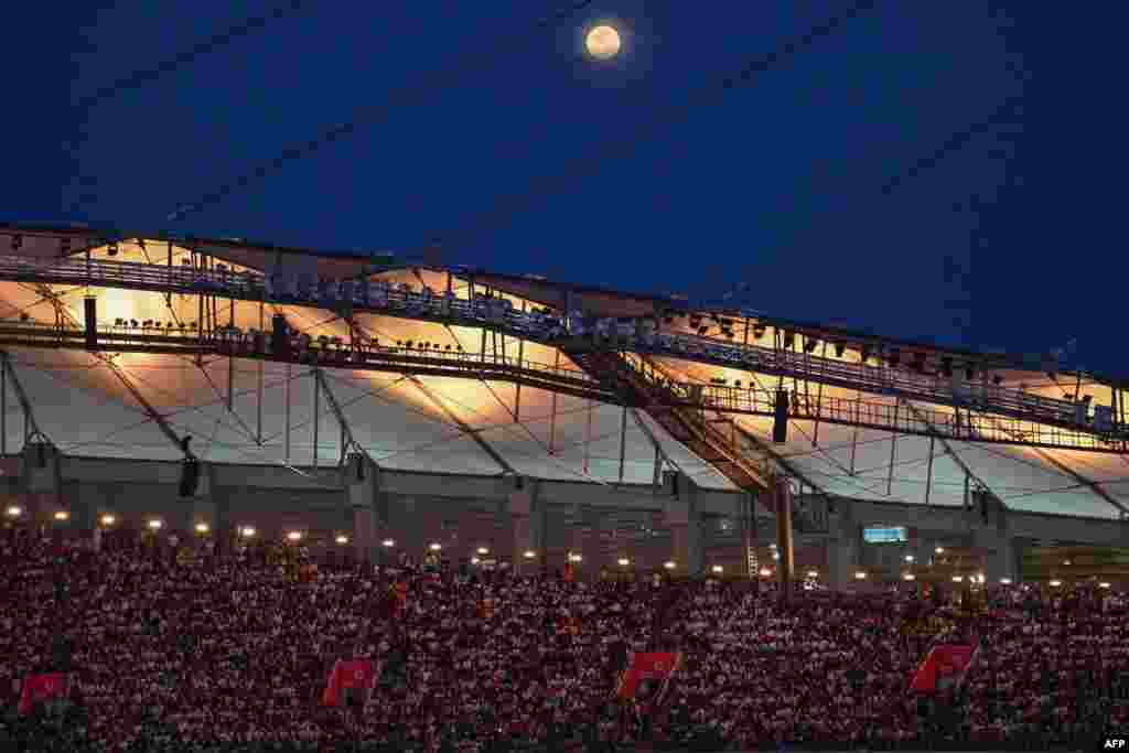 ព្រះច័ន្ទរះ នៅពហុកីឡដ្ឋានជាតិមរតកតេជោ មុនពិធីសម្ពោធព្រឹត្តិការណ៍ប្រកួតកីឡាស៊ីហ្គេមលើកទី ៣២ នៅរាជធានីភ្នំពេញ នៅថ្ងៃទី ៥ ខែឧសភា ឆ្នាំ ២០២៣។ 