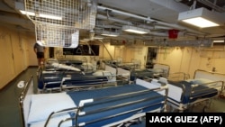 ARCHIVES - Dans une salle de l'hôpital "Siroco" de la marine nationale, au large de la ville de Tanga, au nord de de la Tanzanie, le 20 février 2002.