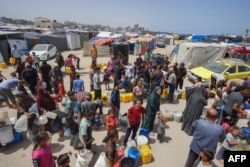 ผู้ลี้ภัยในกาซ่ารอรับความช่วยเหลือและน้ำสะอาดที่ค่ายเดียร์ อัล-บาลาห์ เมื่อวันที่ 21 พ.ค. 2024