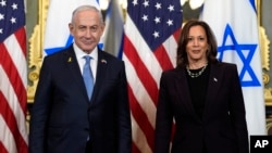 អនុ​ប្រធានាធិបតី​អាមេរិក​អ្នកស្រី Kamalas Harris និងនាយករដ្ឋមន្ត្រី​អ៊ីស្រាអែល​លោក Benjamin Netanyahu មុន​នឹង​កិច្ច​ប្រជុំ​មួយ​នៅ​សេតវិមាន​ក្នុង​រដ្ឋធានីវ៉ាស៊ីនតោន​កាលពីថ្ងៃទី​២៥ កក្កដា ឆ្នាំ២០២៤។