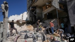 ชาวปาเลสไตน์เข้าตรวจสอบซากความเสียหายจากการโจมตีโดยกองทัพอิสราเอลที่ค่ายผู้บี้ภัยนูร์แชม เมื่อ 30 มิ.ย. 2567 